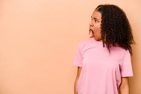 Mladá Africká Americká Žena Izolovaná Béžovém Pozadí Křičící Velmi Naštvaný — Stock fotografie