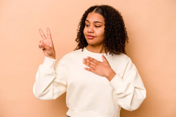 Joven Mujer Afroamericana Aislada Sobre Fondo Beige Haciendo Juramento Poniendo —  Fotos de Stock