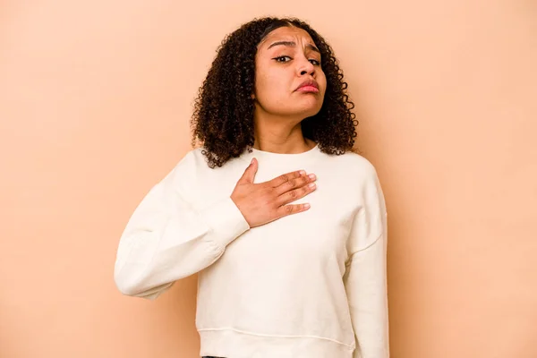 Joven Mujer Afroamericana Aislada Sobre Fondo Beige Haciendo Juramento Poniendo —  Fotos de Stock