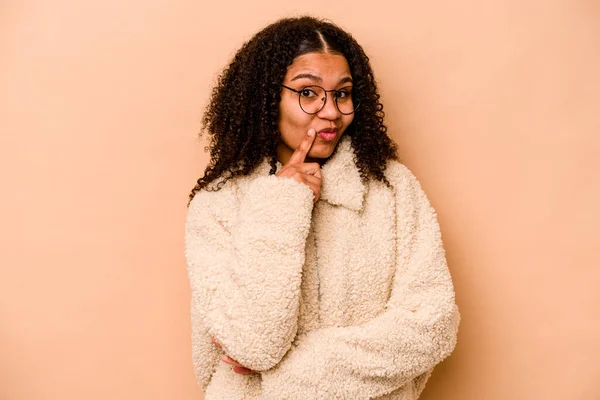 Mujer Afroamericana Joven Aislada Sobre Fondo Beige Contemplando Planificando Una — Foto de Stock