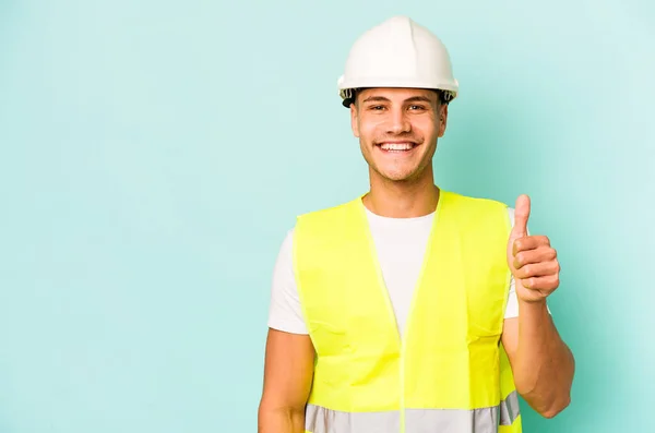 Junger Arbeiter Kaukasischer Mann Isoliert Auf Blauem Hintergrund Lächelt Und — Stockfoto