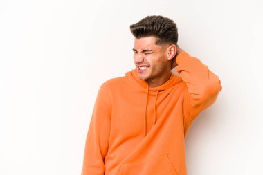 Beyaz arka planda izole edilmiş genç beyaz bir adam sabit yaşam tarzından dolayı boyun ağrısı çekiyor..