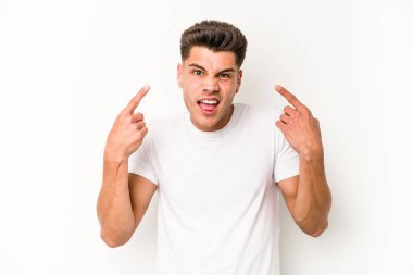 Beyaz arka planda izole edilmiş genç beyaz bir adam işaret parmağıyla hayal kırıklığı jesti gösteriyor..