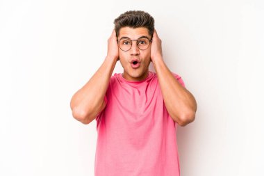 Beyaz arka planda izole genç beyaz adam şok, o önemli bir toplantı hatırladı.