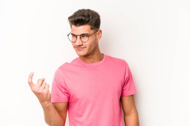 Beyaz arka planda izole edilmiş genç beyaz bir adam seni işaret ediyor. Sanki davet ediliyormuş gibi..