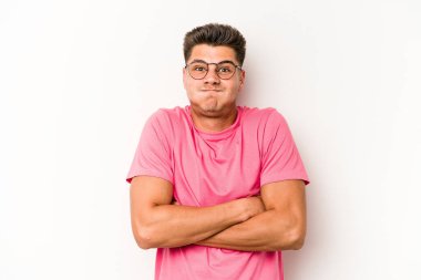 Beyaz arka planda izole olmuş beyaz tenli genç adamın yanakları şişer, yorgun bir ifadesi vardır. Yüz ifadesi kavramı.