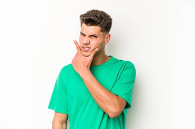 Beyaz arka planda izole edilmiş genç beyaz bir adam bir strateji planlıyor, bir iş yolu düşünüyor..