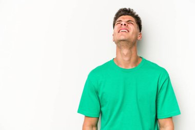 Beyaz arka planda izole genç beyaz adam çok kızgın, öfke kavramı bağırıyor, hayal kırıklığına uğramış.