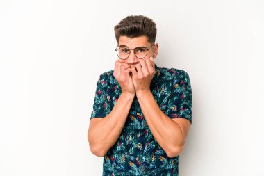 Beyaz arka planda izole edilmiş, tırnak yiyen, gergin ve endişeli genç bir beyaz adam..