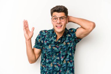 Beyaz arka planda izole edilmiş genç beyaz bir adam öfkeyle bağırıyor..