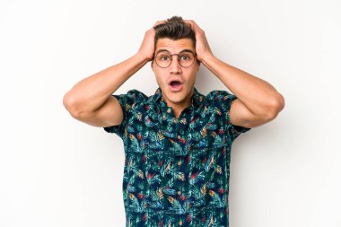 Beyaz arka planda izole edilmiş genç beyaz adam şaşırdı ve şok oldu..