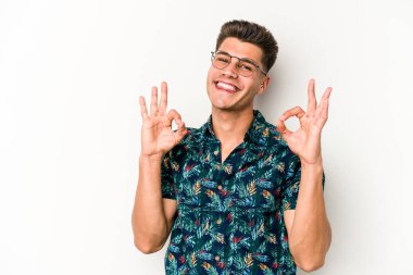 Beyaz arka planda izole edilmiş genç beyaz bir adam neşeli ve kendinden emin..