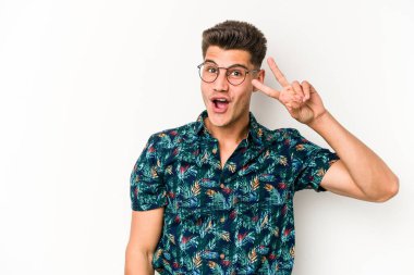 Beyaz arka planda izole edilmiş genç beyaz adam dans ediyor ve eğleniyor..