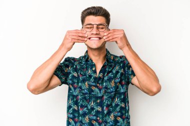 Beyaz arka planda izole genç beyaz adam iki seçenek arasında şüphe.