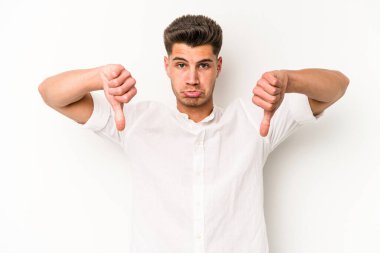 Beyaz arka planda izole edilmiş genç beyaz bir adam hoşlanmadığı bir jest yapıyor, kabul etmiyor. Anlaşmazlık konsepti.