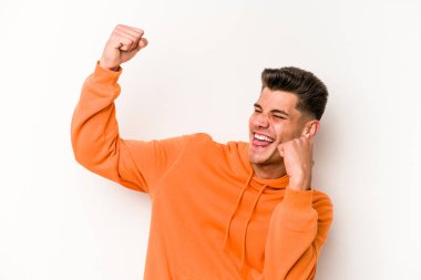 Beyaz arka planda izole edilmiş genç beyaz adam dans ediyor ve eğleniyor..