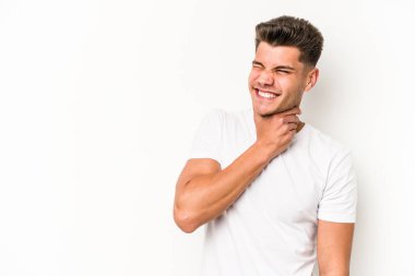 Beyaz arka planda izole edilmiş genç beyaz bir adam kafasının arkasına dokunuyor, düşünüyor ve bir seçim yapıyor..