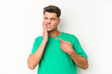 Beyaz arka planda izole genç beyaz adam güçlü bir diş ağrısı, azıdişi ağrısı var..