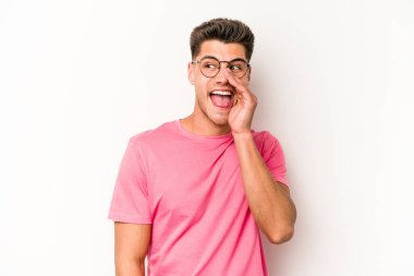 Beyaz arka planda izole edilmiş beyaz bir adam heyecanlı bir şekilde bağırıyor..