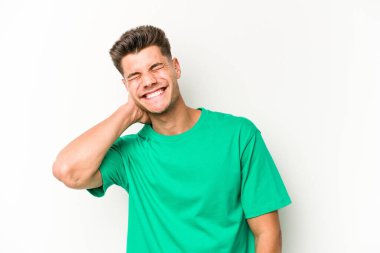 Beyaz arka planda izole olmuş genç beyaz bir adam stresten dolayı boynu ağrıyor, masaj yapıyor ve elle dokunuyor..