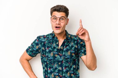 Beyaz arka planda izole genç beyaz adam bir fikri, ilham konsepti var.