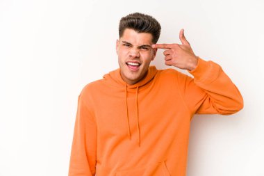 Beyaz arka planda izole edilmiş genç beyaz bir adam işaret parmağıyla hayal kırıklığı jesti gösteriyor..