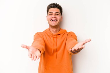 Beyaz arka planda izole edilmiş beyaz bir genç hoş bir ifade sergiliyor..