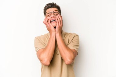 Beyaz arka planda ağlayan ve sızlanan beyaz tenli genç bir adam var..