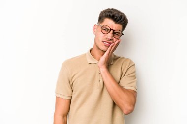Beyaz arka planda izole genç beyaz adam güçlü bir diş ağrısı, azıdişi ağrısı var..