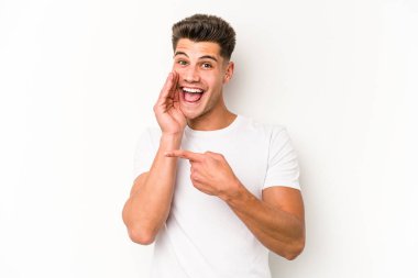 Beyaz arka planda izole edilmiş genç beyaz bir adam bir dedikodu söylüyor, bir haber sunuyor..