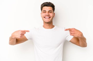 Beyaz arka planda izole edilmiş genç beyaz bir adam parmakları aşağıda, olumlu bir his var..