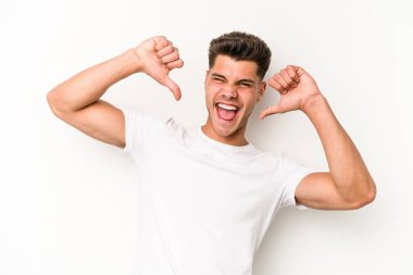 Beyaz arka planda izole edilmiş genç beyaz adam gururlu ve kendinden emin hissediyor, örnek olarak..