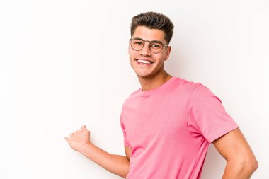 Beyaz arka planda izole edilmiş beyaz bir genç hoş bir ifade sergiliyor..