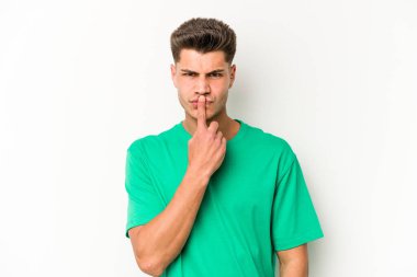 Beyaz arka planda soyutlanmış genç beyaz bir adam düşünüyor ve yukarı bakıyor, yansıtıyor, düşünüyor, hayal kuruyor..