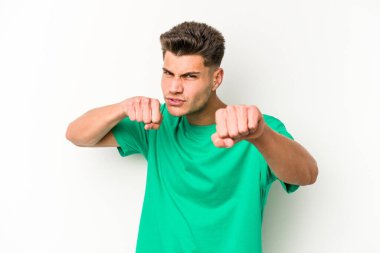 Beyaz arka planda izole olmuş genç beyaz bir adam bir tartışma yüzünden yumruk atıyor, sinirleniyor, kavga ediyor, boks yapıyor..