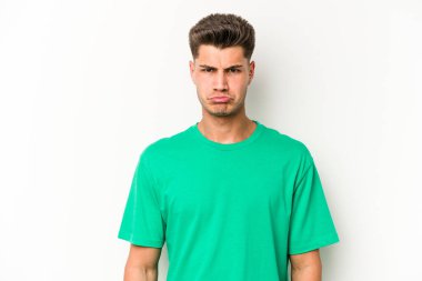 Beyaz arka planda soyutlanmış beyaz bir adam üzgün, ciddi bir yüz, mutsuz ve hoşnutsuz..