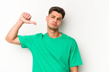 Beyaz arka planda izole edilmiş genç beyaz bir adam hoşlanmadığı bir jest yapıyor, kabul etmiyor. Anlaşmazlık konsepti.