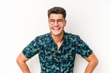 Beyaz arka planda izole edilmiş genç beyaz adam mutlu, güler yüzlü ve neşeli..