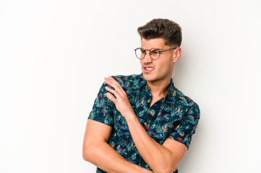 Beyaz arka planda soyutlanmış genç beyaz bir adam kafası karışmış, şüpheli ve güvensiz hissediyor..