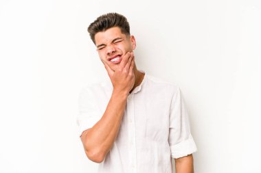 Beyaz arka planda izole genç beyaz adam güçlü bir diş ağrısı, azıdişi ağrısı var..