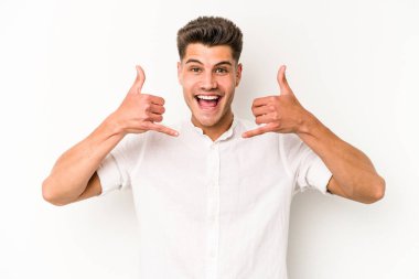 Beyaz arka planda izole edilmiş genç beyaz bir adam parmakları olan bir cep telefonu hareketi gösteriyor..