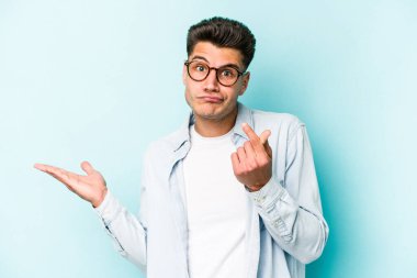Kafkasyalı genç adam mavi arka planda izole edilmiş..