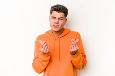 Beyaz arka planda izole genç beyaz adam onun hiç parası olmadığını gösteriyor.