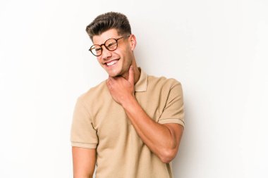 Beyaz arka planda izole edilmiş genç beyaz bir adam virüs veya enfeksiyon yüzünden boğazında ağrı hissediyor..