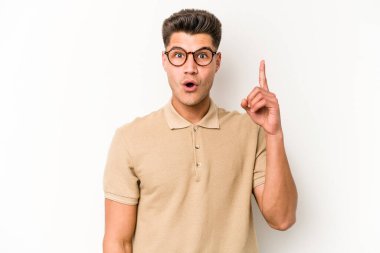 Beyaz arka planda izole genç beyaz adam bir fikri, ilham konsepti var.