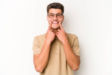 Beyaz arka planda izole genç beyaz adam iki seçenek arasında şüphe.