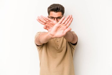 Beyaz arka planda izole genç beyaz adam inkar jesti yapıyor.