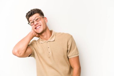 Beyaz arka planda izole olmuş genç beyaz bir adam stresten dolayı boynu ağrıyor, masaj yapıyor ve elle dokunuyor..