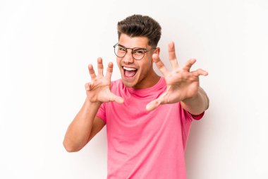 Beyaz arka planda izole edilmiş genç beyaz adam gergin elleriyle çığlık atıyor..