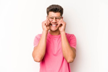 Beyaz arka planda ağlayan ve sızlanan beyaz tenli genç bir adam var..